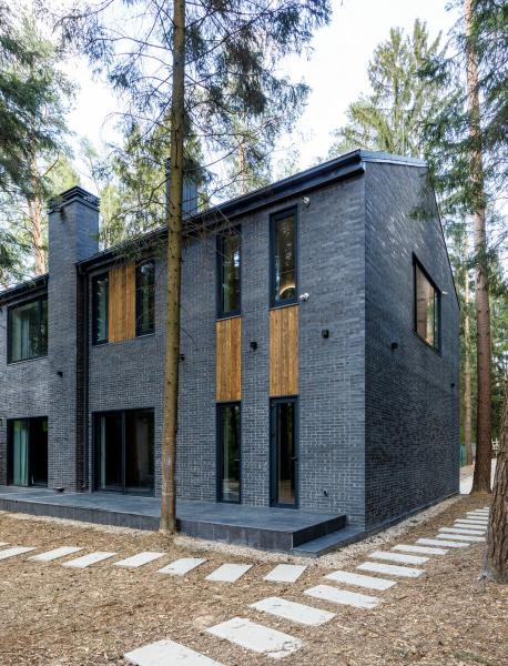 Черный дом в лесу, 300 м²