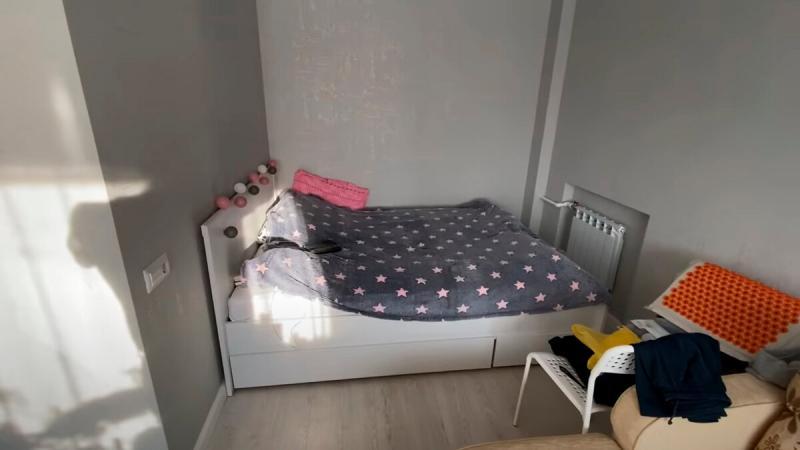 Хрущевская однушка (35 кв.) со встроенным шкафом и спальной зоной