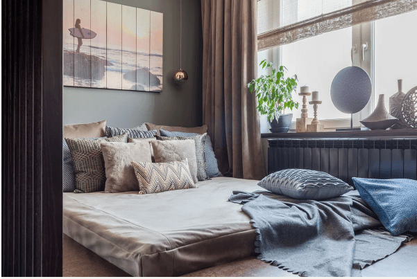 5 маленьких квартир, где вместо кровати — подиум (и что говорят об этом дизайнеры)