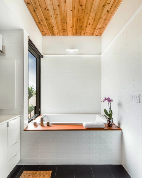 Потолок в ванной: выбор материалов, плюсы и минусы