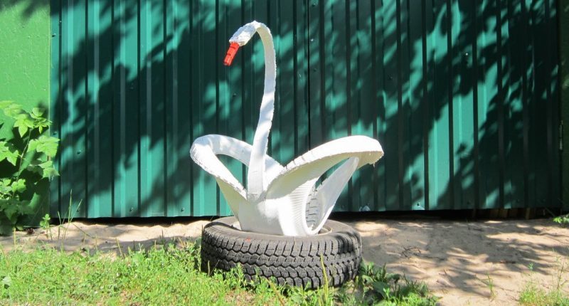 Вторая жизнь старых покрышек, украшение дачи