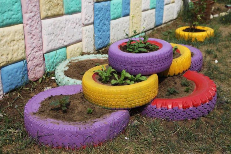 Вторая жизнь старых покрышек, украшение дачи