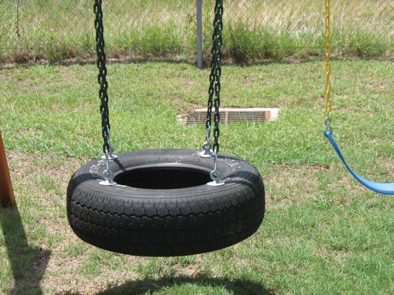 Вторая жизнь старых покрышек, украшение дачи