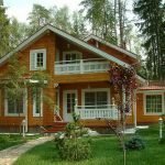 Деревья перед домом