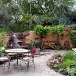 Столик и стулья у декоративного водопада