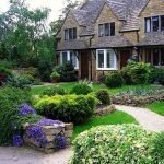 Клумбы перед домом