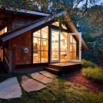 Дорожка из камней к крыльцу