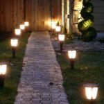 Светильники вдоль дорожки