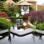 Каменная дорожка через прудик