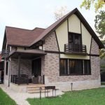 Автомобиль под навесом у дома