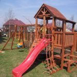 Деревья вдоль забора