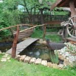 Колесо от телеги на колодце