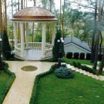 Беседка среди деревьев