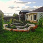 Клумба перед домом