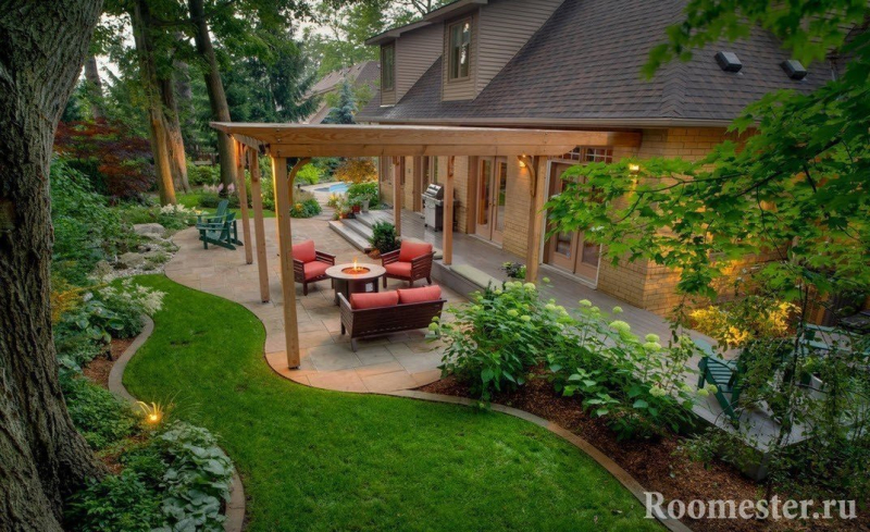 Открытая беседка рядом с домом