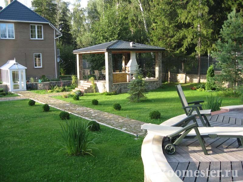 Беседка рядом с домом