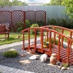 Скамейка у дорожки