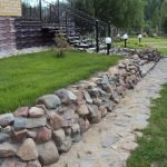 Каменное ограждение вдоль дорожки