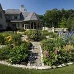 Клумба перед домом