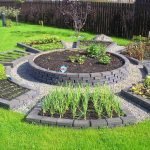 Цветник у забора