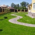 Дорожка из плитки на газоне