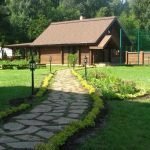 Цветник у дорожки