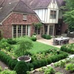 Стол перед домом