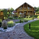 Валуны на клумбе