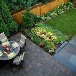 Обеденный стол на дачном участке