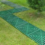 Дорожка на газоне