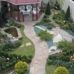 Декор участка возле дома