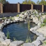 Декор водоема камнями
