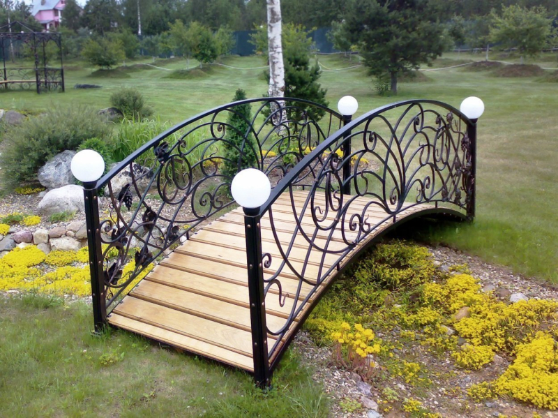 Мостик для декора участка