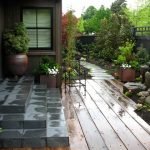 Вазы на крыльце