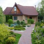 Цветник у крыльца