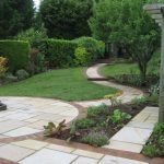 Дорожка на газоне