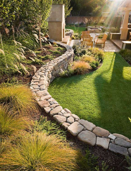 Цветник с ограждением из камня