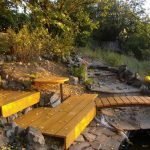 Каменный спуск к прудику