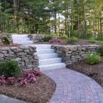 Ступеньки в виде водопада среди дикого камня