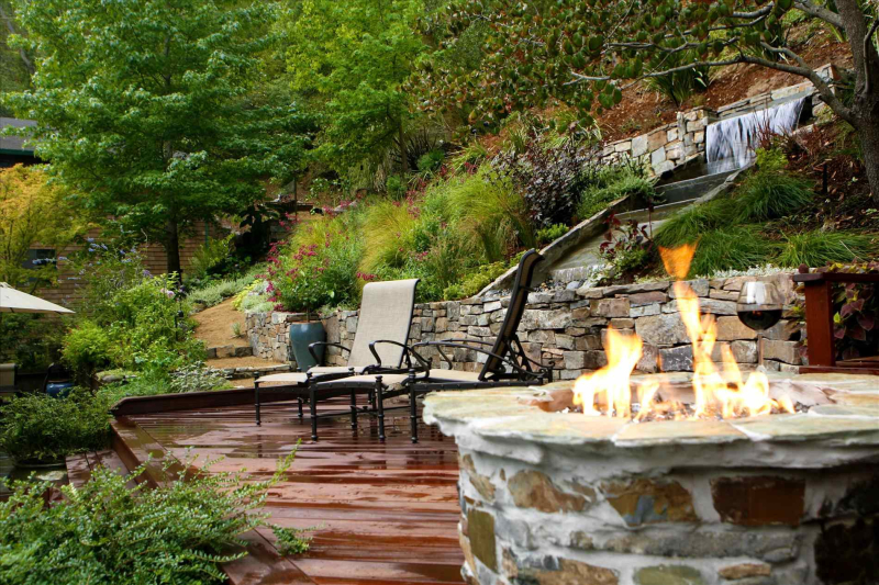 Зона отдыха с очагом на склоне